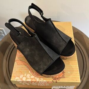 Very G metallic wedge